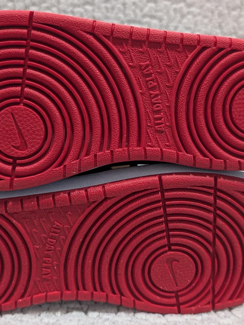 Nike Kids Low-Top Sneakers in Black & Red